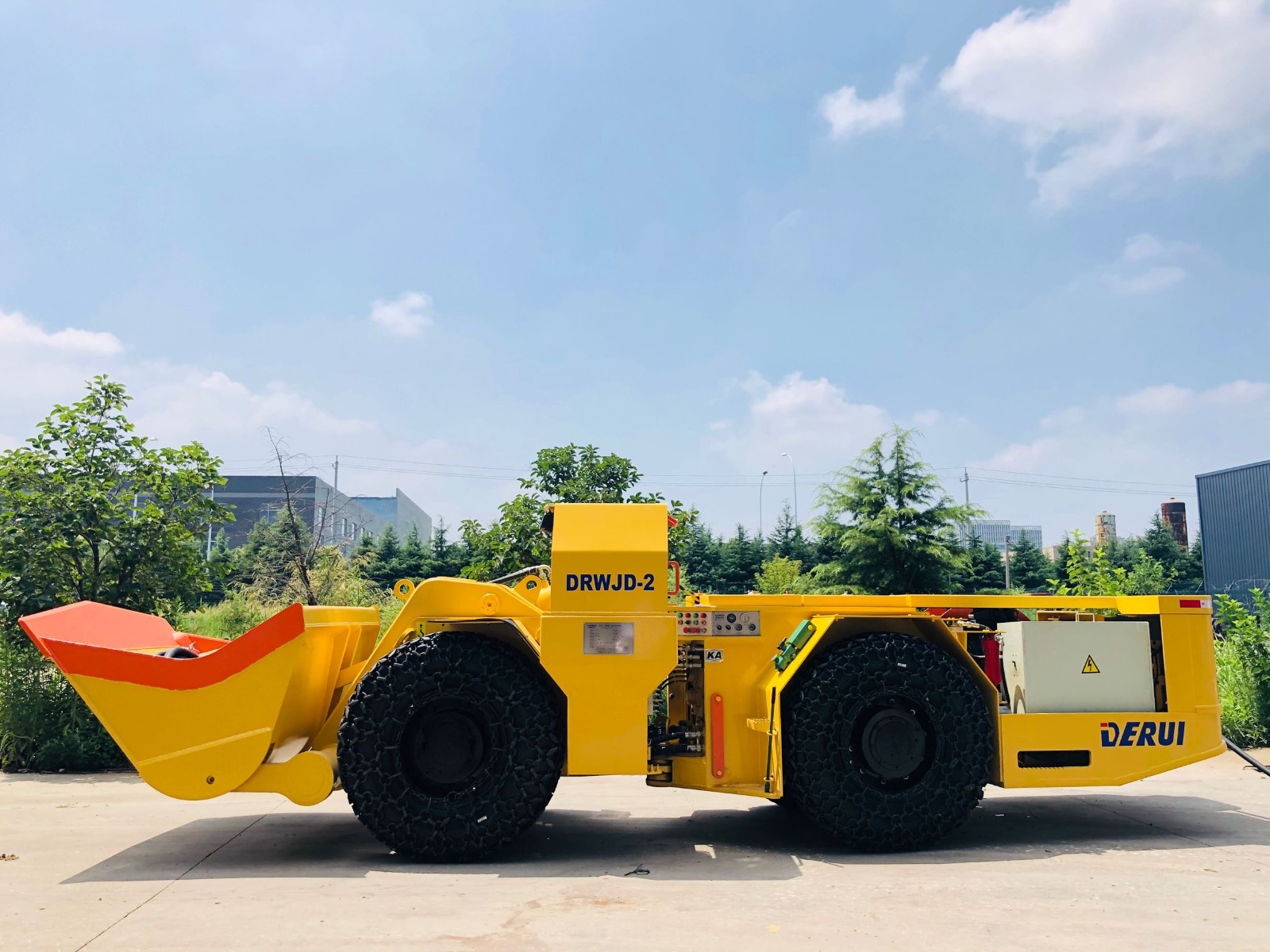 DERUI deliver 2.0 CBM electric powered LHD loader