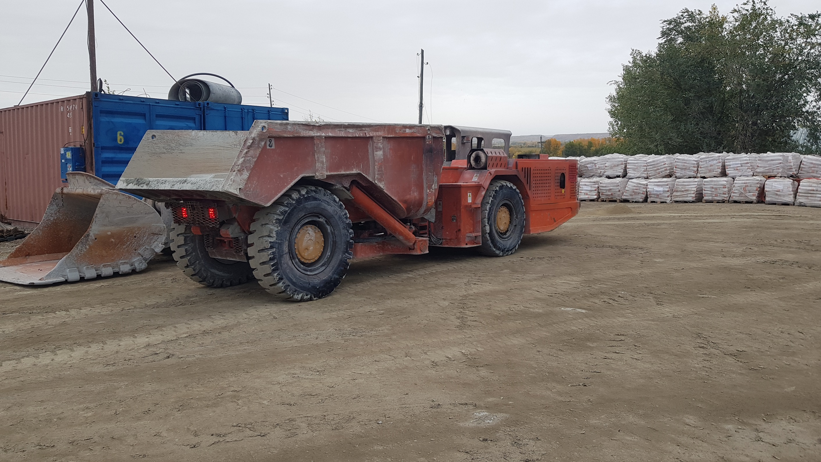DERUI 3.0 CBM LHD and 15 ton dump truck working in Kazakhstan